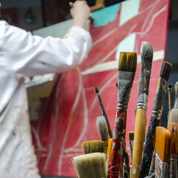 Sando Artiste Peintre dans son atelier