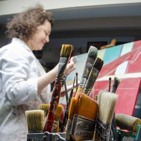 Sando Artiste Peintre dans son atelier