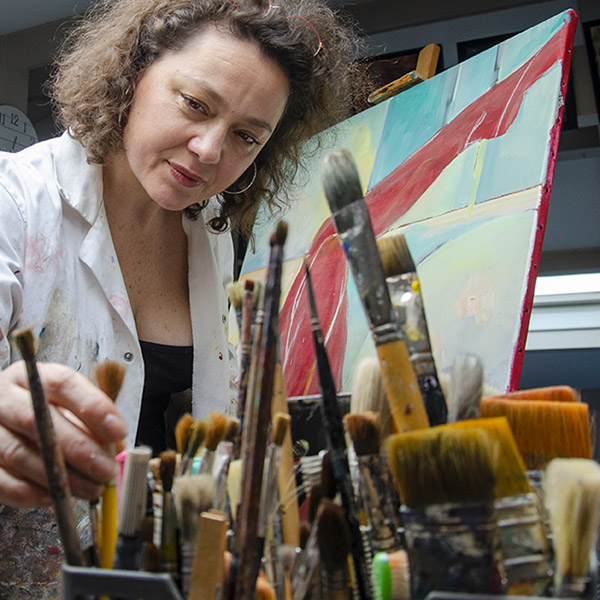 Sando Artiste Peintre dans son atelier
